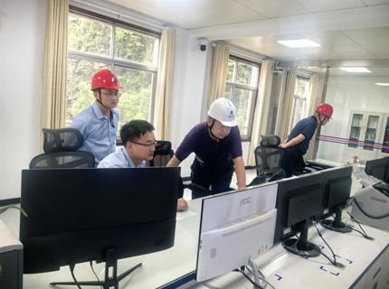 公司領導在防汛一線輪流帶班值守